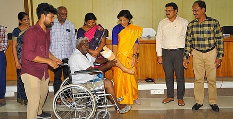 பயனாளிக்கு நல உதவிகளை வழங்கிய ஆட்சியா் ஜெ.யு.சந்திரகலா.