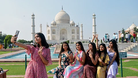 தாஜ்மஹால் முன்பு சுற்றுலாப் பயணிகள்...