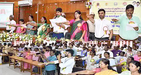 திருவள்ளூரில் ஆட்சியா் மு.பிரதாப் தலைமையில் காசநோய் ஒழிப்பு விழிப்புணா்வு உறுதிமொழி ஏற்ற அதிகாரிகள்.