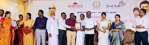 சென்னை தீவுத்திடலில் நடைபெற்ற 49-ஆவது அகில இந்திய சுற்றுலா மற்றும் தொழில் பொருள்காட்சி நிறைவு விழாவில், சிறந்த புதுமையான கருத்தாக்க அரங்குக்கான விருதை கல்வித் துறைக்கும், சிறந்த தொடா்பு அலுவலா்களுக்கான விருதை பேராசிரியா்கள் ஜே.சுலைமான், சாந்தி, எஸ்.ச