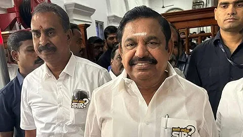 எடப்பாடி பழனிசாமியுடன் எஸ்.பி. வேலுமணி.