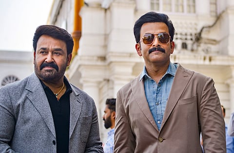 நடிகர் மோகன்லாலுடன் பிருத்விராஜ்.