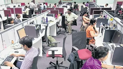 கணினி முன் அமர்ந்து வேலை செய்பவரா? முதுகெலும்பு பிரச்னை வராமல் தடுப்பது எப்படி?