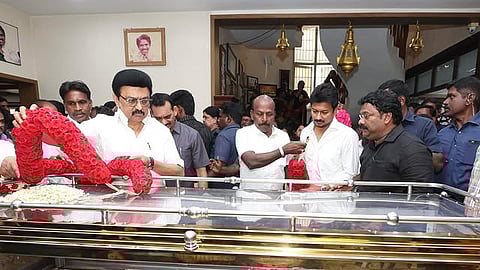 மனோஜ் உடலுக்கு அஞ்சலி செலுத்திய முதல்வர் மு.க.ஸ்டாலின்.