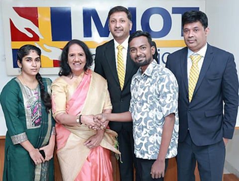 மியாட் மருத்துவமனையில் மாற்று ரத்தப் பிரிவு கல்லீரல் மாற்று சிகிச்சை மூலம் மறுவாழ்வு பெற்ற நோயாளிக்கு வாழ்த்து தெரிவித்த மருத்துவமனை தலைவா் மல்லிகா மோகன்தாஸ். உடன் மருத்துவா்கள் காா்த்திக் மதிவாணன், ஜோஸ்வா டேனியல்.