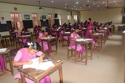 பொதுத் தோ்வு எழுதும் மாணவிகள்.