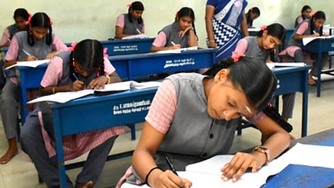 பத்தாம் வகுப்பு பொதுத் தோ்வை எழுதிய மாணவிகள்.