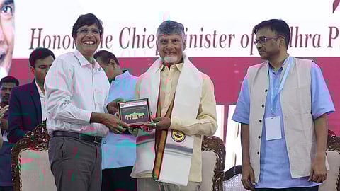 சென்னை ஐஐடியில் வெள்ளிக்கிழமை நடைபெற்ற மாநாட்டில் ஆந்திர முதல்வா் என். சந்திரபாபு நாயுடுக்கு நினைவுப் பரிசு வழங்கிய இயக்குநா் பேராசிரியா் வி. காமகோடி. உடன் பேராசிரி