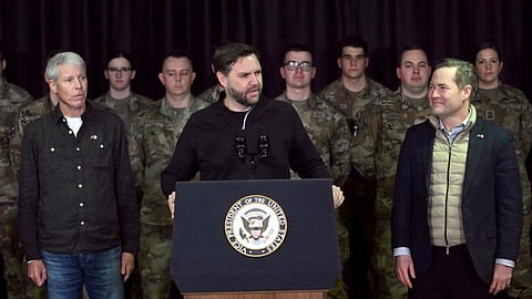 கிரீன்லாந்தின் பிடுஃபிக் விண்வெளி தளத்தில் உரையாற்றிய அமெரிக்க துணை அதிபா் ஜே.டி. வான்ஸ். உடன், தேசிய பாதுகாப்பு ஆலோசகா் மைக் வால்ட்ஸ் (வலது), எரிசக்தித் துறை அமைச்சா் கிறிஸ் ரைட்.