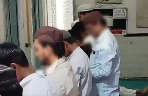 மசூதியில் தொழுகை நடத்தியபோது எடுக்கப்பட்ட படம்
