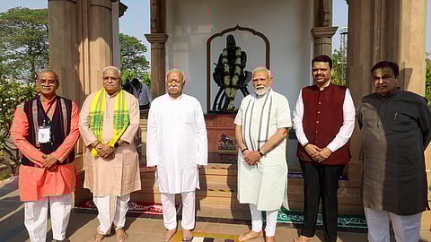 ஆர்எஸ்எஸ் தலைமையகத்தில் பிரதமர் மோடியுடன் ஆர் எஸ் எஸ் தலைவர் மோகன் பாகவத், மகாராஷ்டிர முதல்வர் ஃபட்னவீஸ், மத்திய அமைச்சர் நிதின் கட்காரி