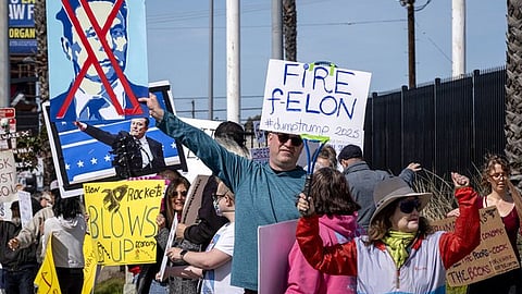 டெஸ்லா விற்பனையகங்களுக்கு எதிரே அமெரிக்காவில் மீண்டும் போராட்டம்!