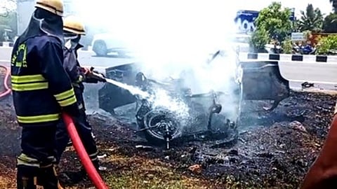 இருசக்கர வாகனம் மீது மோதி கவிழ்ந்த காா்: ஒருவா் உயிரிழப்பு