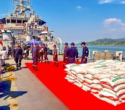 மியான்மருக்கு அனுப்புவதற்காக இந்திய கடற்படைக் கப்பலில் ஏற்றப்படும் நிவாரணப் பொருள்கள்.