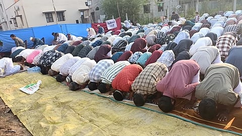 கொடிக்கால்பாளையத்தில் நடைபெற்ற தொழுகையில் பங்கேற்ற இஸ்லாமியா்கள்.