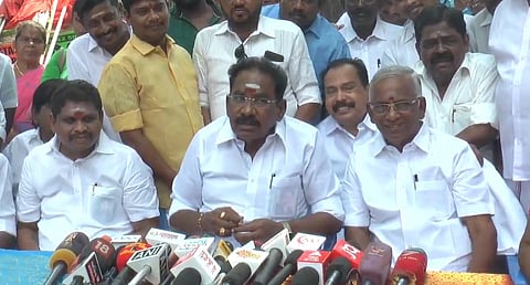 மதுரையில் செய்தியாளர்களைச் சந்திக்கும் செல்லூர் ராஜூ.