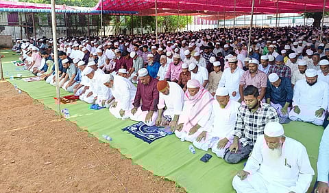 சிவகங்கையிலுள்ள ஈத்கா மைதானத்தில் ரமலான் பண்டிகையை முன்னிட்டு திங்கள்கிழமை சிறப்புத்தொழுகையில் ஈடுபட்ட இஸ்லாமியர்கள்.