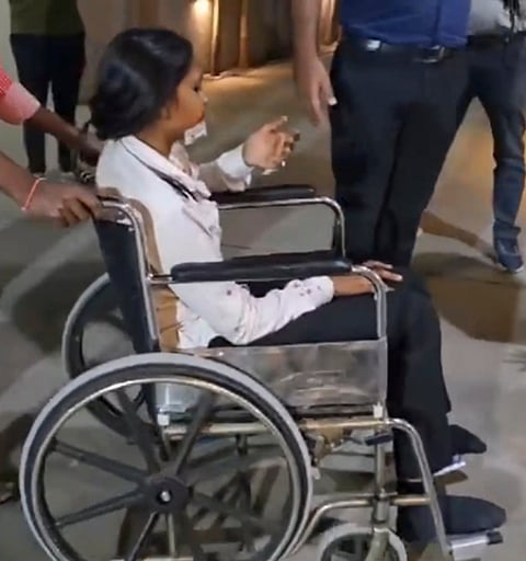 குஜராத் மாநிலம் மெஹ்சானா மாவட்டத்தில் தனியாா் நிறுவனத்தின் பயிற்சி விமானம் திங்கள்கிழமை திடீரென  கீழே விழுந்து விபத்துக்குள்ளானதில் பெண் விமானி படுகாயமடைந்தாா்.