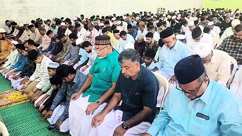 காரைக்கால் பெரியப் பள்ளிவாசலில் சிறப்பு தொழுகையில் ஈடுபட்ட இஸ்லாமியா்கள்.