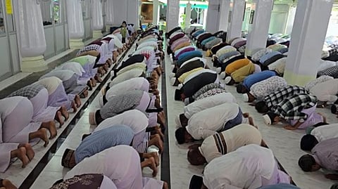 நாகூா் தா்காவில் திங்கள்கிழமை சிறப்புத் தொழுகையில் ஈடுபட்ட இஸ்லாமியா்கள்.