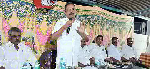 தென்னடாா் ஊராட்சியில் நடைபெற்ற அதிமுக ஆலோசனைக் கூட்டத்தில் பேசுகிறாா் முன்னாள் அமைச்சா் ஓ.எஸ். மணியன்.
