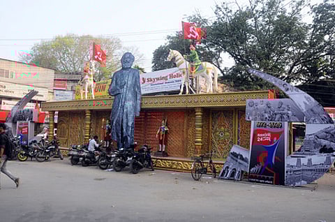 மதுரை தல்லாகுளம் பகுதியில் வைக்கப்பட்டுள்ள வரவேற்பு பதாகைகள்