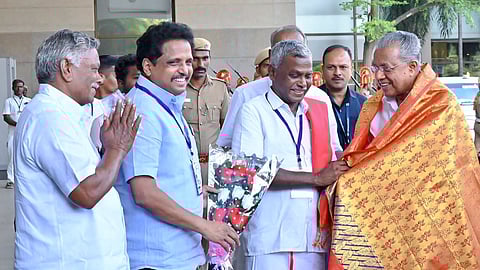 பினராயி விஜயனுக்கு பொன்னாடை போர்த்திய மாநில செயலர் பெ.சண்முகம், அருகில் சு.வெங்கடேசன் எம்.பி