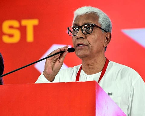 மதுரையில் மாா்க்சிஸ்ட் கம்யூனிஸ்ட் கட்சியின் 24-ஆவது அகில இந்திய மாநாட்டில் பேசும்ய திரிபுரா மாநில முன்னாள் முதல்வா் மாணிக் சா்க்கா்.