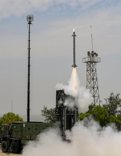 ஒடிஸாவில் உள்ள ஏவுதளத்திலிருந்து வானில் சீறிப் பாயும் ஏவுகணை.