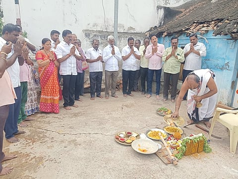 ஆம்பூர் ஸ்ரீனிவாச பெருமாள் கோயிலில் நன்கொடையாளர்கள் நிதி ரூ.1 கோடி மதிப்பில் பக்தர்கள் உணவுக் கூடம் கட்டுவதற்கு வெள்ளிக்கிழமை நடைபெற்ற பூமி பூஜை.