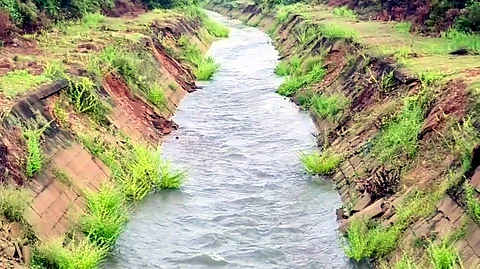 கண்டலேறு அணையிலிருந்து கிருஷ்ணா கால்வாய் மூலம் பூண்டி ஏரிக்கு வரும் தண்ணீர்.