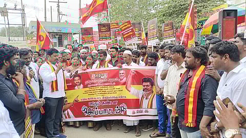 வஃக்பு வாரிய சட்ட மசோதாவை திரும்ப பெறக் கோரி திருவள்ளூரில் ஆர்ப்பாட்டத்தில் ஈடுபட்ட தமிழக வெற்றிக் கழகத்தினர்.