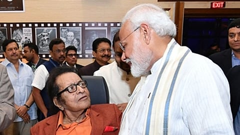 ஹிந்தி திரையுலகின் ஜாம்பவான் மனோஜ் குமாருடன் பிரதமர் நரேந்திர மோடி