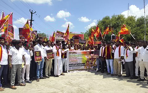 விக்கிரவாண்டி வட்டாட்சியர் அலுவலகம் முன் ஆர்ப்பாட்டத்தில் ஈடுபட்ட தமிழக வெற்றிக் கழகத்தினர்.