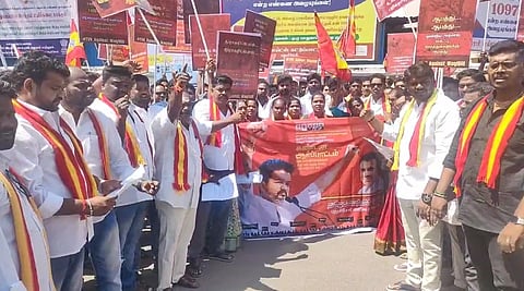 புதுச்சேரியில் கண்டன ஆர்ப்பாட்டத்தில் ஈடுபட்ட தமிழக வெற்றி கழகத்தினர்.