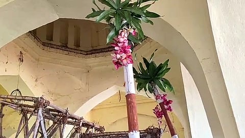 மதுரை மீனாட்சியம்மன் சித்திரைத் திருவிழா முகூர்த்தக்கால் நடும் நிகழ்ச்சியுடன் தொடங்கியது.