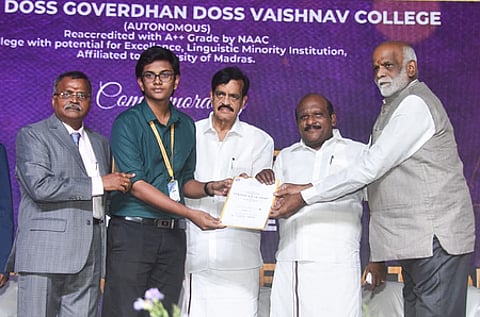 சென்னை அரும்பாக்கம் டி.ஜி.வைணவக் கல்லூரியில் வெள்ளிக்கிழமை நடைபெற்ற 60-ஆம் ஆண்டு விழாவில் அதிக மதிப்பெண் பெற்ற மாணவருக்கு ஊக்கத் தொகை, சான்றிதழ் வழங்கிய உயா்கல்வித் துறை அமைச்சா் கோவி.செழியன். உடன், எம்எல்ஏ மோகன், கல்லூரியின் முதல்வா் சேது.சந்தோஷ்பாப