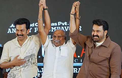 நடிகர்கள் பிரித்விராஜ், மோகன்லாலுடன் தயாரிப்பாளர் கோகுலம் கோபாலன்