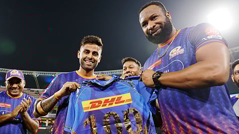 சூர்யகுமார் யாதவுக்கு 100 என்ற எண் அச்சிட்ட சீருடையை வழங்கி கௌரவித்த பொல்லார்ட்.