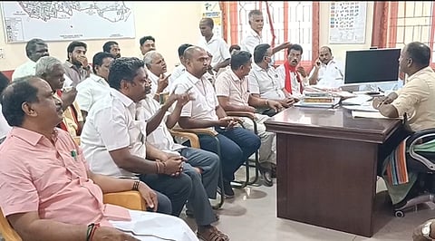 அனைத்துக் கட்சிகள் கூட்டத்தில் பங்கேற்றோா்.