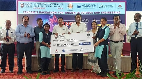 முதல்பரிசு பெற்ற ஒசூா் எம்.பி.சி கல்லூரி மாணவிகளுக்கு ரூ. 1 லட்சத்துக்கான காசோலையை வழங்குகிறாா் பி.எம்.சி. கல்வி நிறுவனத் தலைவா் பி.குமாா்.