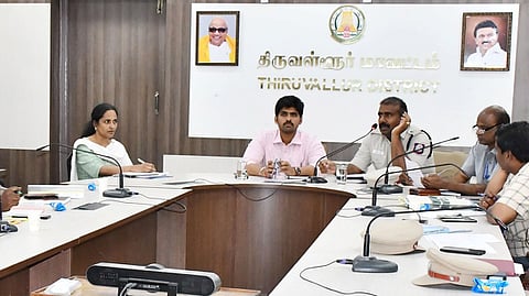 ஒருங்கிணைப்புக்குழு கூட்டத்தில் பேசிய ஆட்சியா் மு.பிரதாப், உடன் மாவட்ட காவல் கண்காணிப்பாளா் சீனிவாச பெருமாள் உள்ளிட்டோா்.