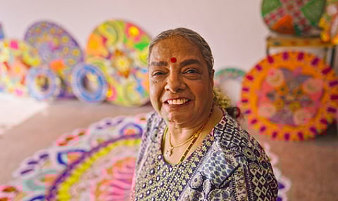 சிங்கப்பூா் அரசின் விருது பெற்ற கோலம் கலைஞா் விஜயலக்ஷ்மி மோகன்.