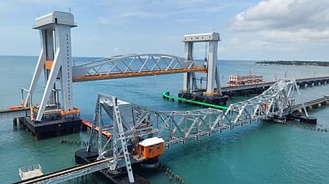 பாம்பன் புதிய ரயில் பாலத்தில் தொழில்நுட்பக் கோளாறுக்கு உள்ளாகி கீழே இறக்க முடியாத நிலையில் இருந்த செங்குத்து தூக்குப் பாலம் பகுதி.