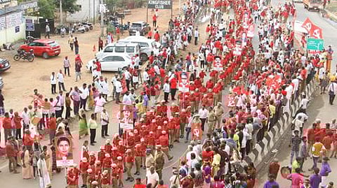 மதுரையில் மாா்க்கிஸ்ட் கம்யூனிஸ்ட் கட்சி 24 ஆவது அகில இந்திய மாநாட்டையொட்டி ஞாயிற்றுக்கிழமை நடைபெற்ற செந்தொண்டா் அணிவகுப்பு பேரணி.