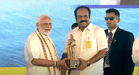 பிரதமர் மோடிக்கு திருவள்ளுவர் சிலையைப் பரிசளித்த அமைச்சர் தங்கம் தென்னரசு.