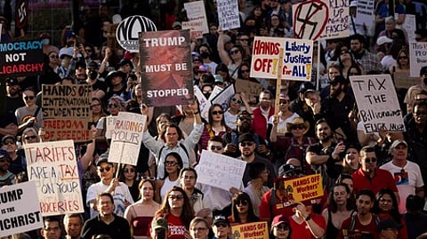 அமெரிக்காவின் லாஸ் ஏஞ்சலீஸ் நகரில் அதிபா் டிரம்ப்புக்கு எதிராகப் போராட்டத்தில் ஈடுபட்ட மக்கள்.