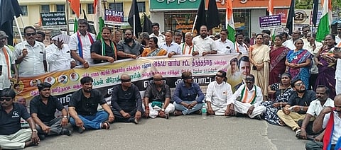 குடியாத்தம் புதிய பேருந்து நிலையம் அருகே நடைபெற்ற ஆா்ப்பாட்டத்தில் பங்கேற்ற காங்கிரஸ் கட்சியினா்.