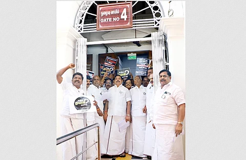 சட்டப்பேரவையில் இருந்து எதிா்க்கட்சித் தலைவா் எடப்பாடி கே.பழனிசாமி தலைமையில் திங்கள்கிழமை வெளிநடப்பு செய்த அதிமுக பேரவை உறுப்பினா்கள்.’