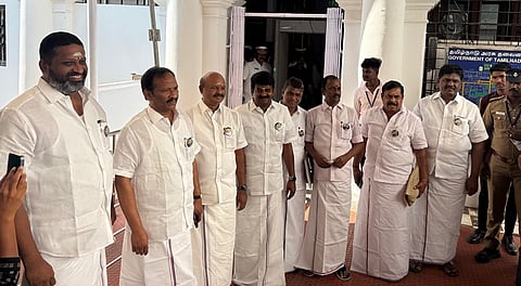 பேரவைக்குள் பேட்ஜ் அணிந்துவந்த அதிமுகவினர்!
